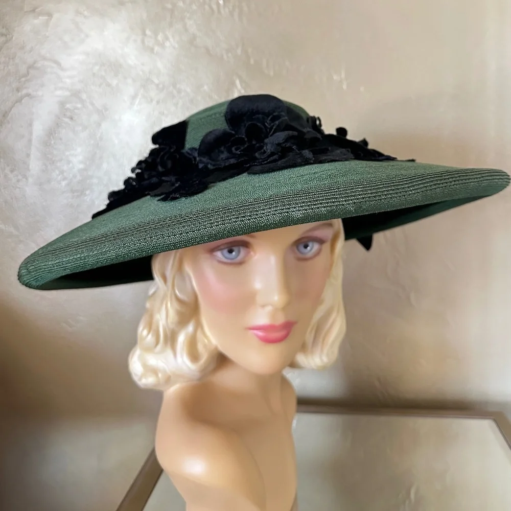 DASHING 1950s' GREEN STRAW WIDE BRIM HAT + BLACK FABRIC/VELOUR FLOWERS & BAND - Picture 1 of 14